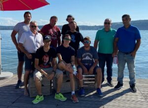 Bild zeigt das Ulrich Nißle Garten- und Landschaftsbau Team vor dem Bodensee bei herrlichstem Wetter